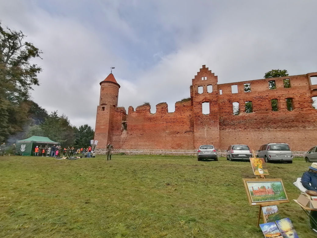 Pomarańczowi rowerzyści najechali zamek w Szymbarku
