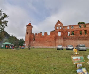 Pomarańczowi rowerzyści najechali zamek w Szymbarku