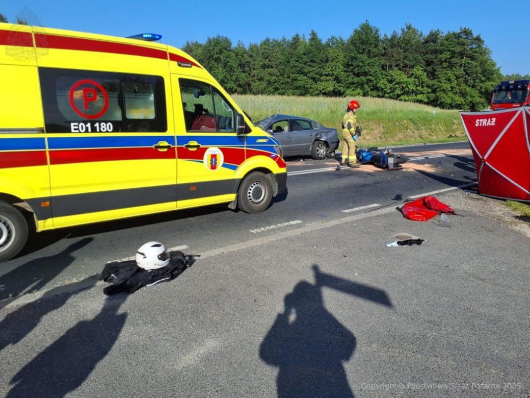 Śmiertelny wypadek pod Radomskiem. Osobówka zderzyła się z motocyklistami [ZDJĘCIA]