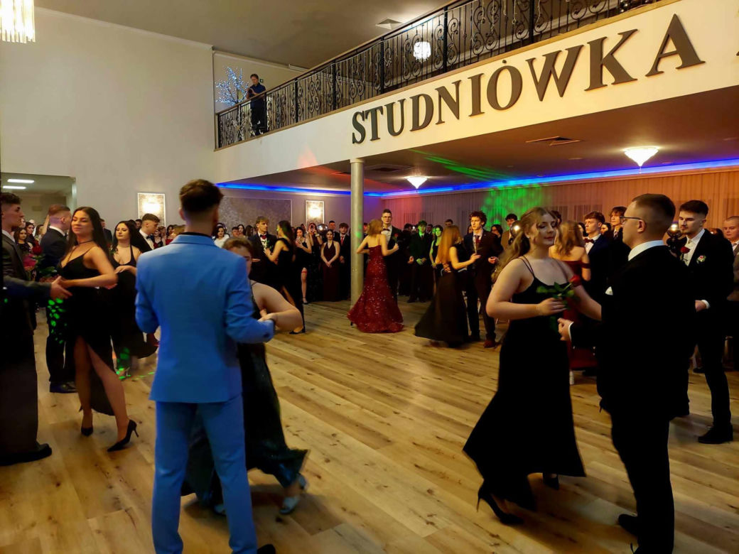 Dwa polonezy na studniówce bydgoskiej Handlówki. W jednym pomogli nauczyciele