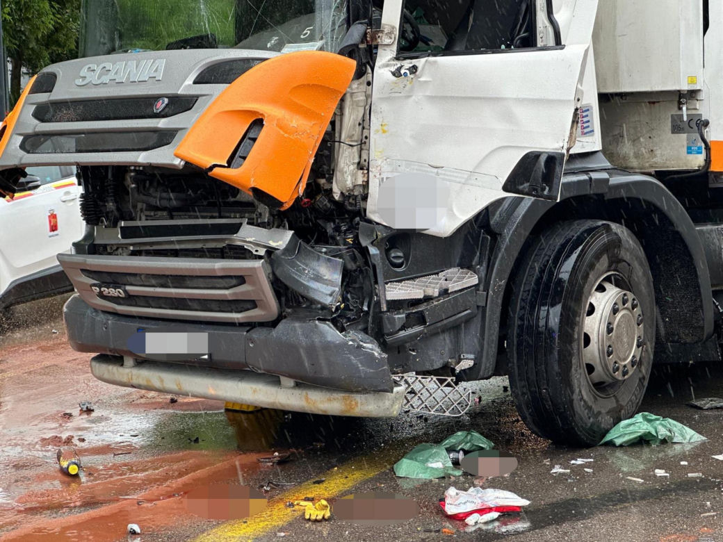 Dramatyczny wypadek w Warszawie. Młody kierowca śmieciarki wyleciał przez okno po zderzeniu z tramwajem