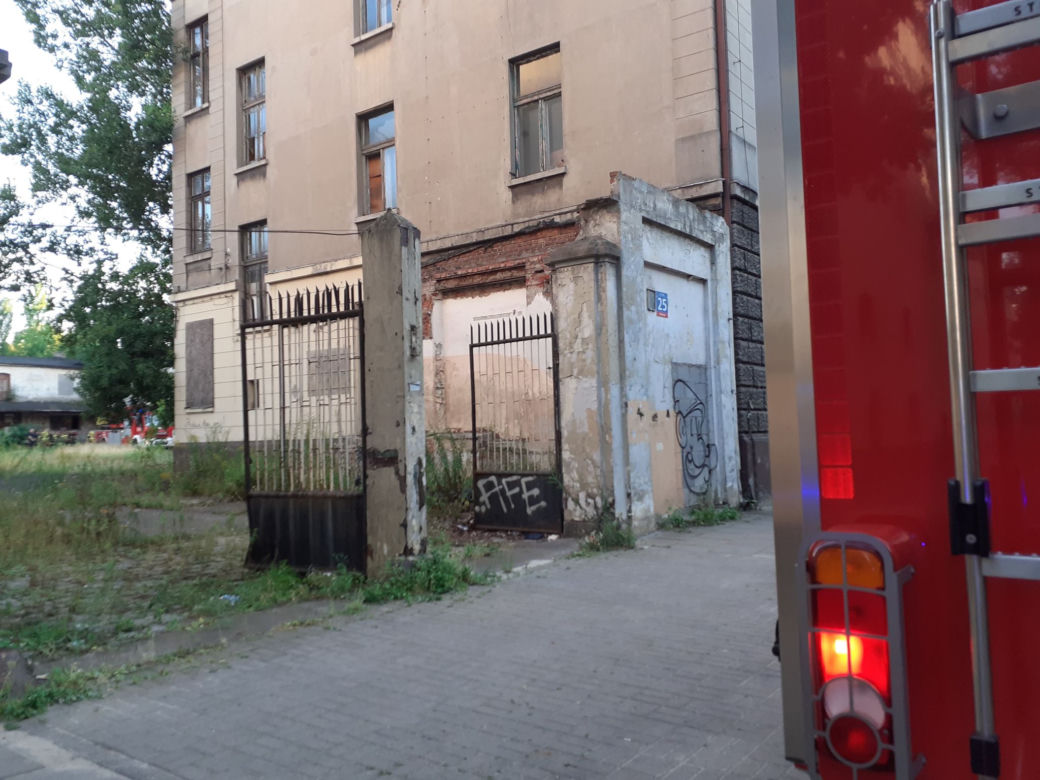 W pustostanie w centrum Łodzi zawalił sie dach. 7 zastępów strażaków  przeszukuje gruzowisko