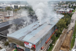Potężny pożar sortowni śmieci na Białołęce. Kilkanaście godzin walki z żywiołem i 15 zastępów straży pożarnej w akcji