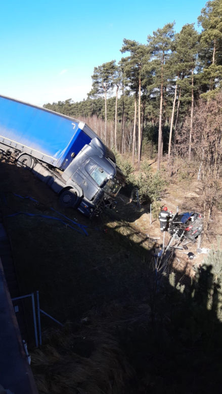 Poważny wypadek na s10 koło Torunia. Auto wyrzucone ze skarpy!