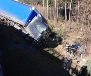 Poważny wypadek na s10 koło Torunia. Auto wyrzucone ze skarpy!