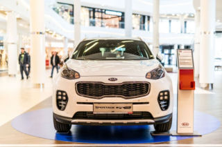Nowoczesne, kolorowe samochody można oglądać na wystawie we Wrocławiu