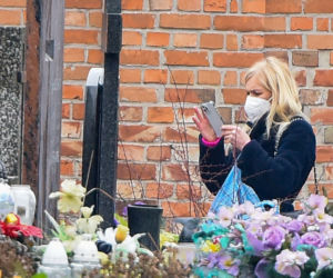 Monika Olejnik odwiedza grób rodziców