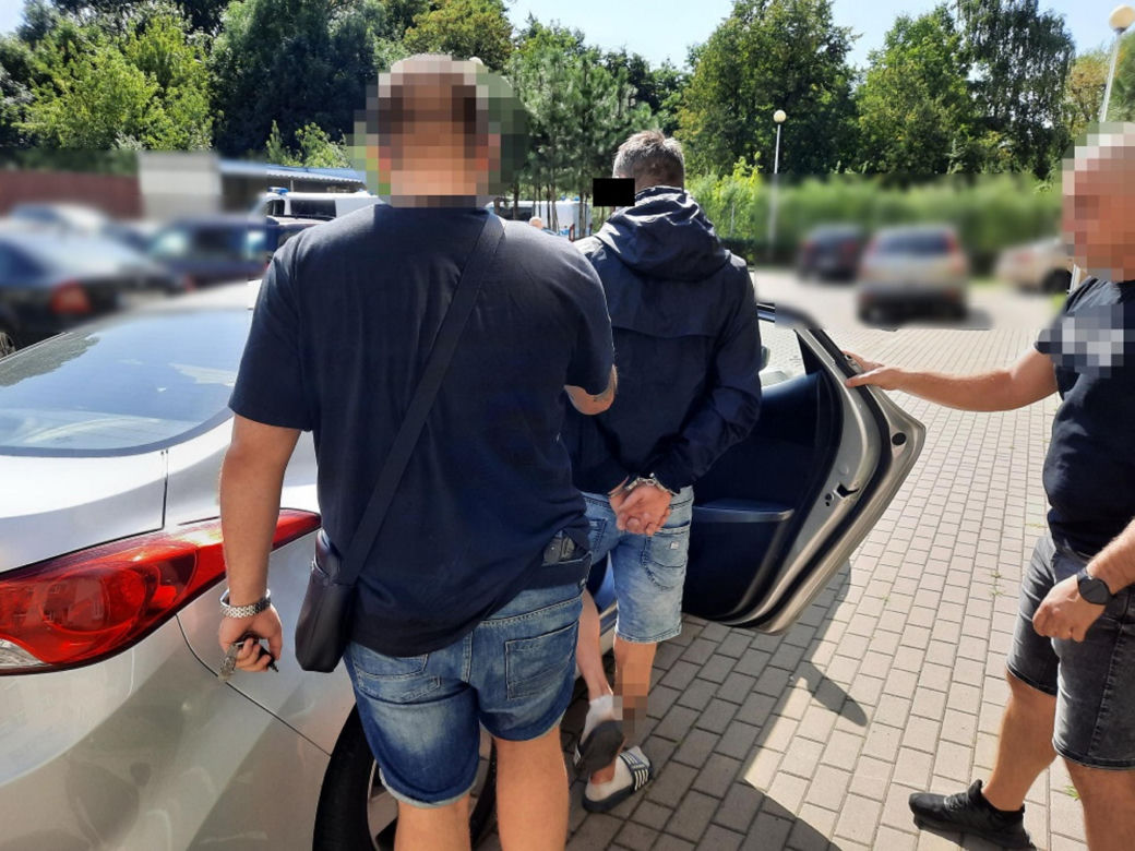 Pijany rzucił w policjanta sztachetą. Wydmuchał 2 promile!