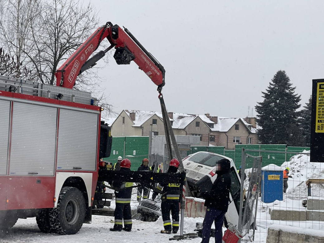 Samochody wleciały do wykopu na budowie metra