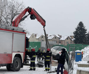 Samochody wleciały do wykopu na budowie metra
