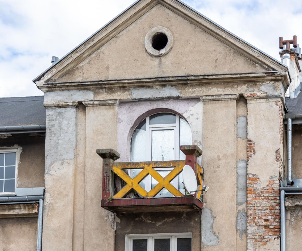 Zniszczona elewacja kamienicy przy ul. Grochowskiej 354 z balkonem i szczytem. O losach zabytku przeczytasz w Architektura.