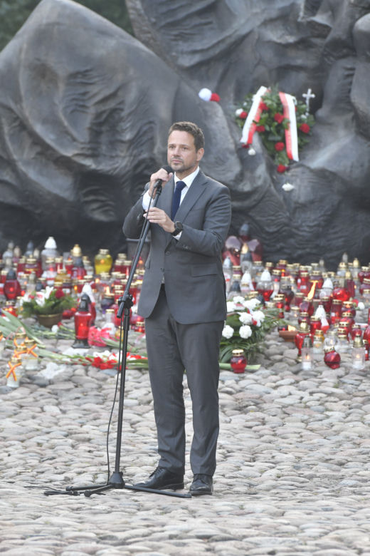 77. rocznica Powstania Warszawskiego. Wanda Traczyk Stawska przy pomniku Poległym Niepokonanym.