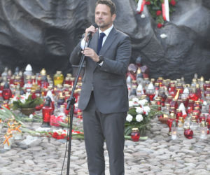 77. rocznica Powstania Warszawskiego. Wanda Traczyk Stawska przy pomniku Poległym Niepokonanym.