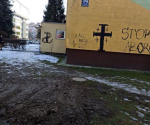 Zniszczone ściany bloków GSM w Nowym Sączu