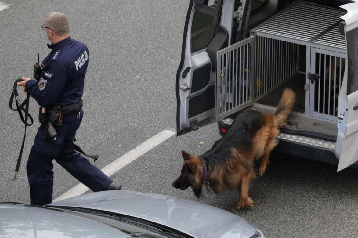 Wszedł na pomnik i twierdzi, że ma bombę. Policyjni negocjatorzy rozmawiająz desperatem