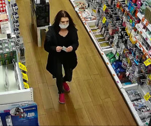 Kradzież doskonała? W taki sposób para z Gliwic wyniosła z drogerii cenne kosmetyki. Nagranie szokuje [WIDEO]