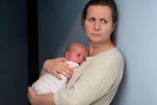 Złość po porodzie to nie zawsze depresja. Poznaj problem, o którym rzadko się mówi