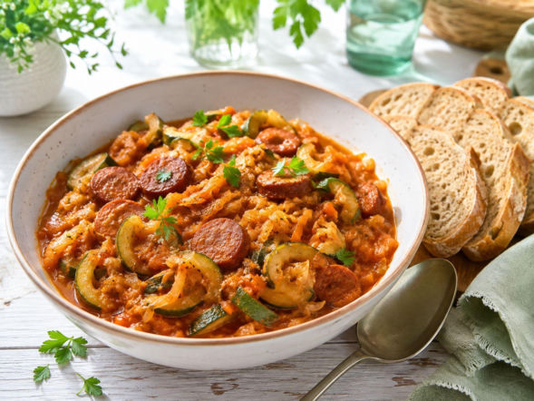 Bigos z cukinii robię, gdy warzywa rosną jak szalone. Jest szybki, lekki i sycący
