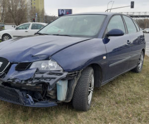 Wypadek w Dolinie Służewieckiej. Rozbite samochody i dwie osoby w szpitalu