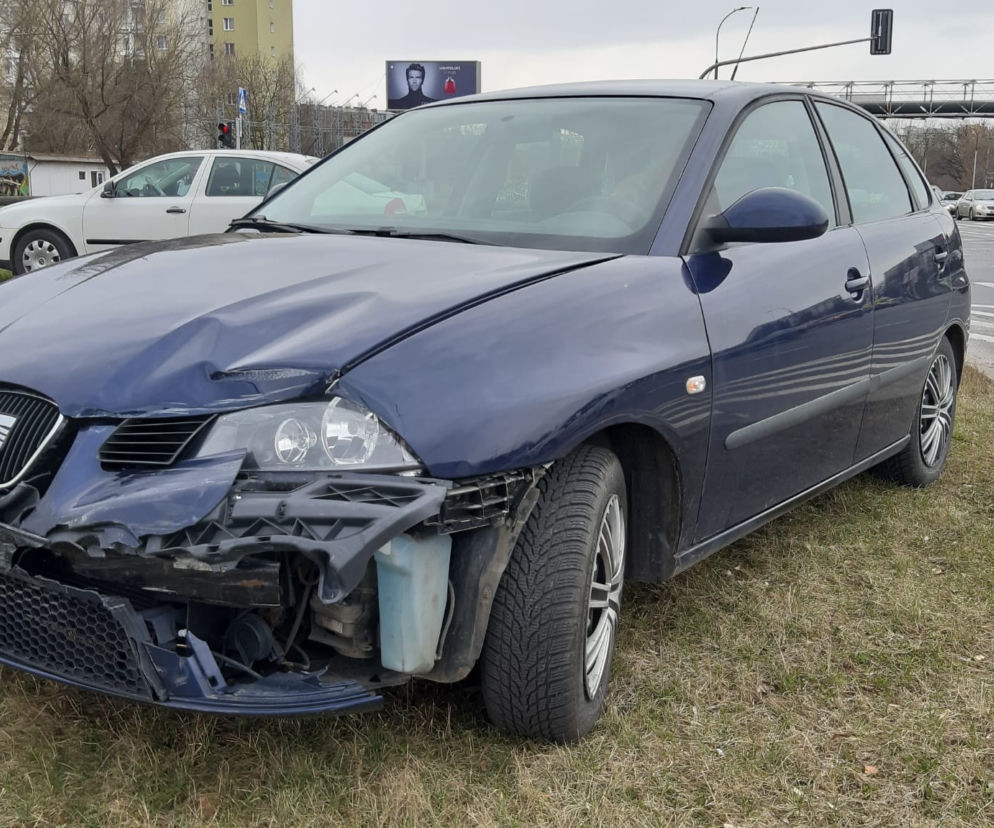 Wypadek w Dolinie Służewieckiej. Rozbite samochody i dwie osoby w szpitalu