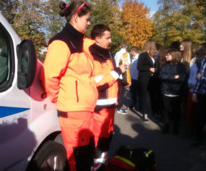 „Rozbłyśnij odblaskiem na drodze”. Skierowana jest do pieszych i rowerzystów