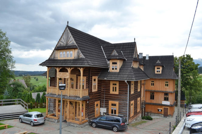 To jedna z najpiękniejszych wsi w Małopolsce. Już sto lat temu była rozchwytywanym kurortem turystycznym