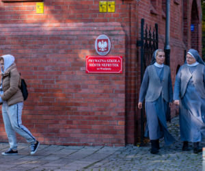 Pierwsza miłość. Marysia wyjdzie z psychiatryka, ale nie odzyska Julki! Ojciec Edward zamknie ją w zakonie - ZDJĘCIA
