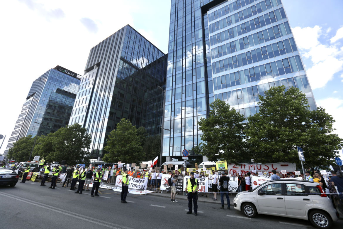 Rolnicy w stolicy przeciwko CPK. Protest przy dworcu zachodnim przed siedzibą spółki