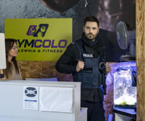 Policjantki i Policjanci, odcinek 1385: Marek odbiera poród w aucie, a tajemnicza kobieta wciąga patrol w sieć kłamstw