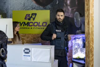 Policjantki i Policjanci, odcinek 1385: Marek odbiera poród w aucie, a tajemnicza kobieta wciąga patrol w sieć kłamstw