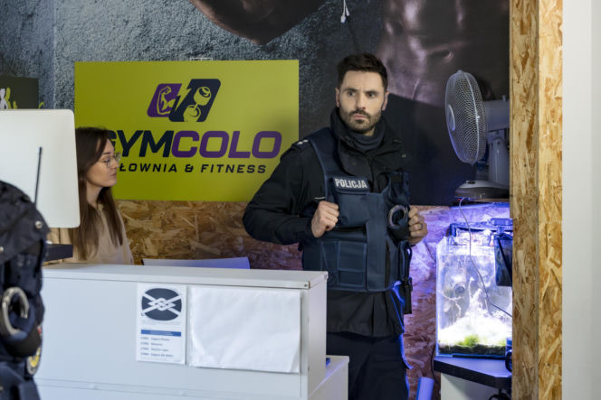 "Policjantki i Policjanci", odcinek 1385: Marek odbiera poród w aucie, a tajemnicza kobieta wciąga patrol w sieć kłamstw