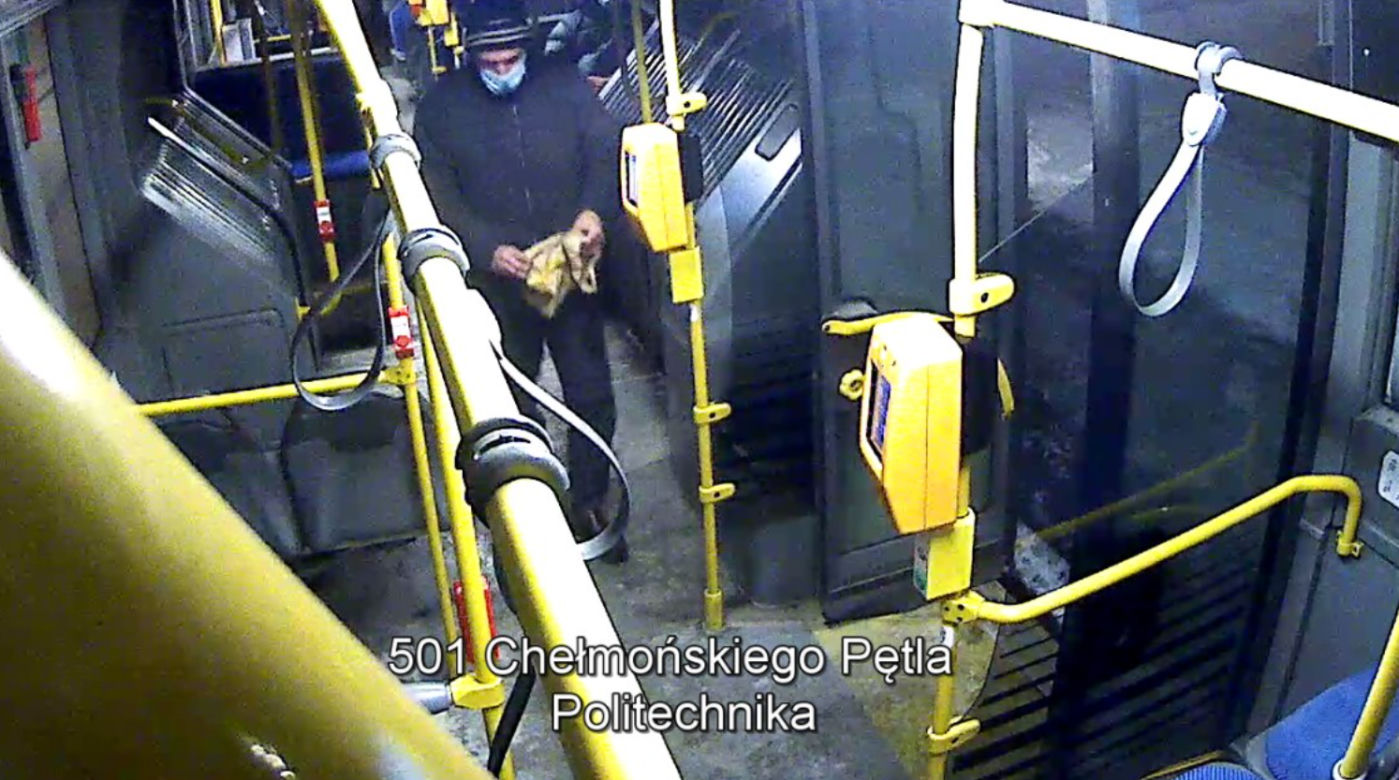 Kraków: To ON ciął ostrym narzędziem siedzenia w autobusach. Policja prosi o pomoc