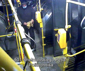 Kraków: To ON ciął ostrym narzędziem siedzenia w autobusach. Policja prosi o pomoc