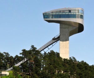 Skocznia narciarska zaprojektowana przez Zahę Hadid zdaje się przeczyć prawom fizyki