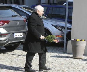 Jarosław Kaczyński szykuj się do świąt. Prezes PiS z kolorową palmą