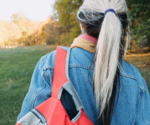 Miliony dorosłych noszą plecak właśnie w taki sposób. „Skutki mogą być trwałe”