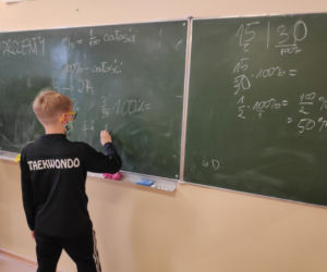 Młodzi poznaniacy uczą się zarządzać budżetem.