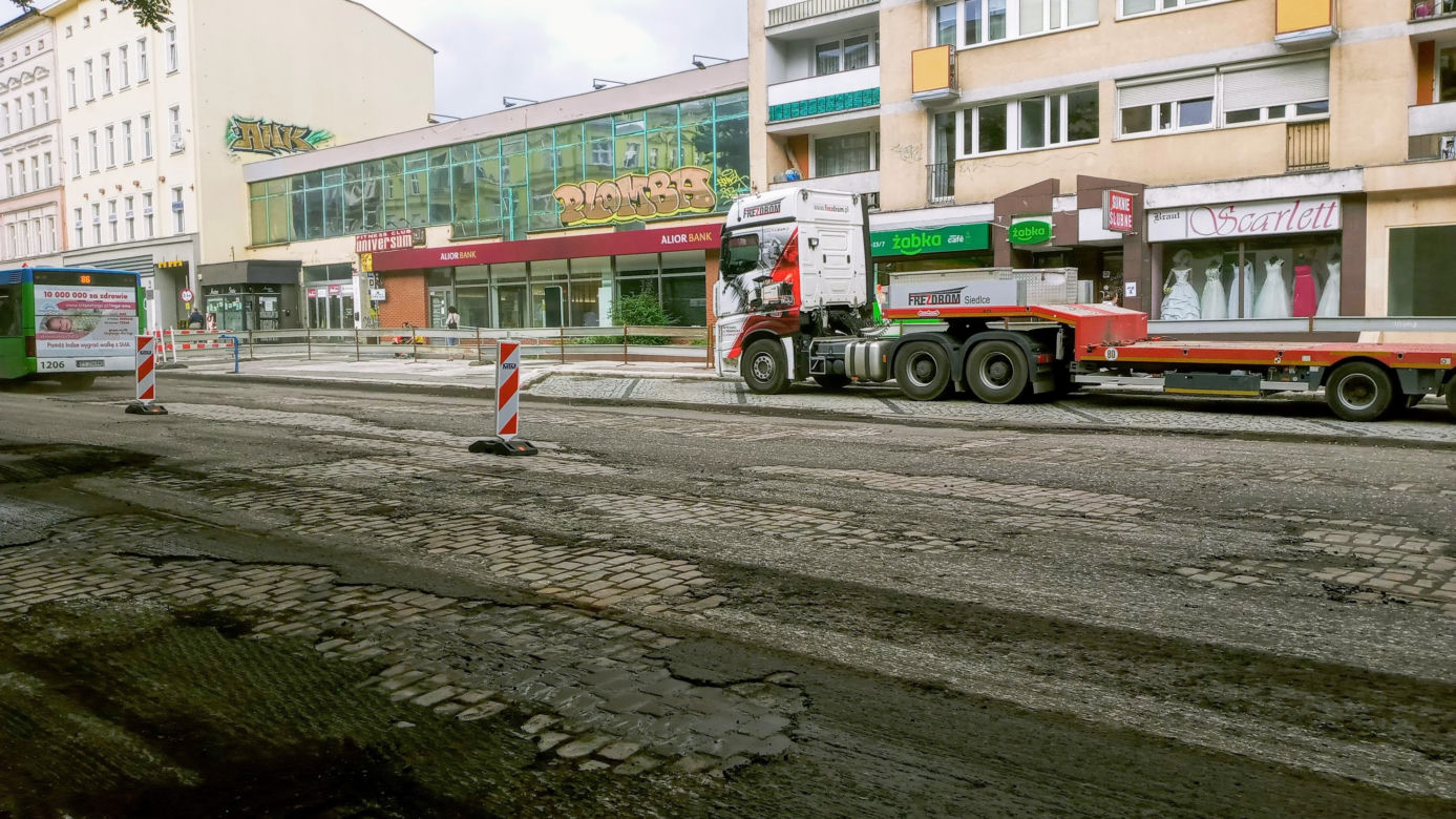 Tory tramwajowe na al. Wojska Polskiego przetrwały pół wieku pod asfaltem