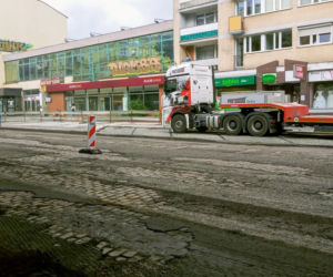 Tory tramwajowe na al. Wojska Polskiego przetrwały pół wieku pod asfaltem