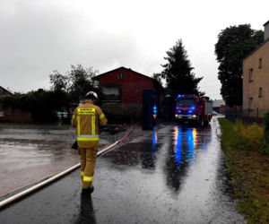 Armagedon nad Polską! Ponad tysiąc interwencji strażaków, zalany szpital i zerwane dachy. Są ranni!