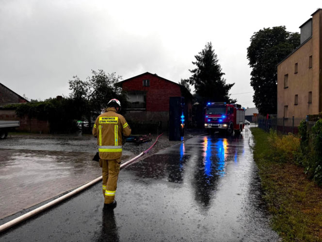 Armagedon nad Polską! Ponad tysiąc interwencji strażaków, zalany szpital i zerwane dachy. Są ranni!