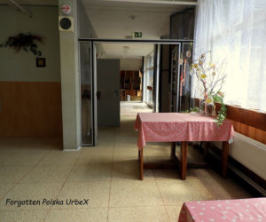 Lalka śpiąca w łóżku i urządzenia rehabilitacyjne. Co znajduje się w opuszczonym sanatorium przy polskiej granicy! [ZDJĘCIA]