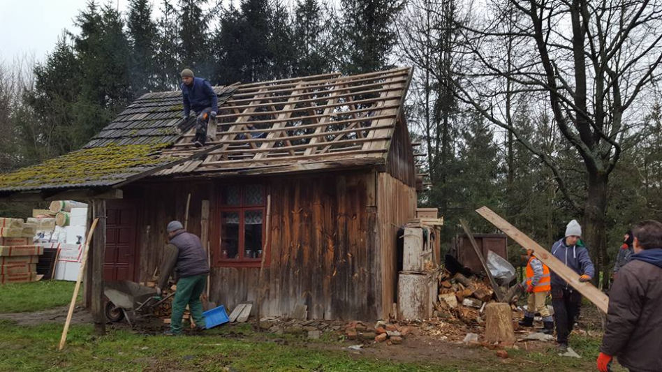 Nowy dom na Święta. Architekci odbudowują dom starszej kobiety