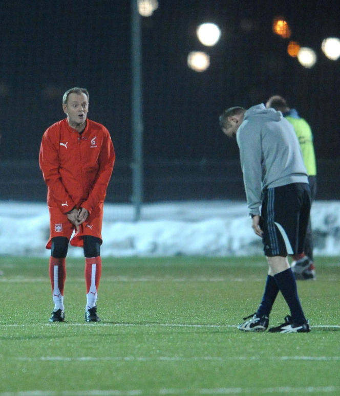 Donald Tusk gra w piłkę