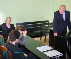 Na Wspólnej odc. 2212. Henryk Solski (Tadeusz Falana), Klara Solska (Aleksandra Justa), Weronika (Renata Dancewicz), Agnieszka (Katarzyna Walter)