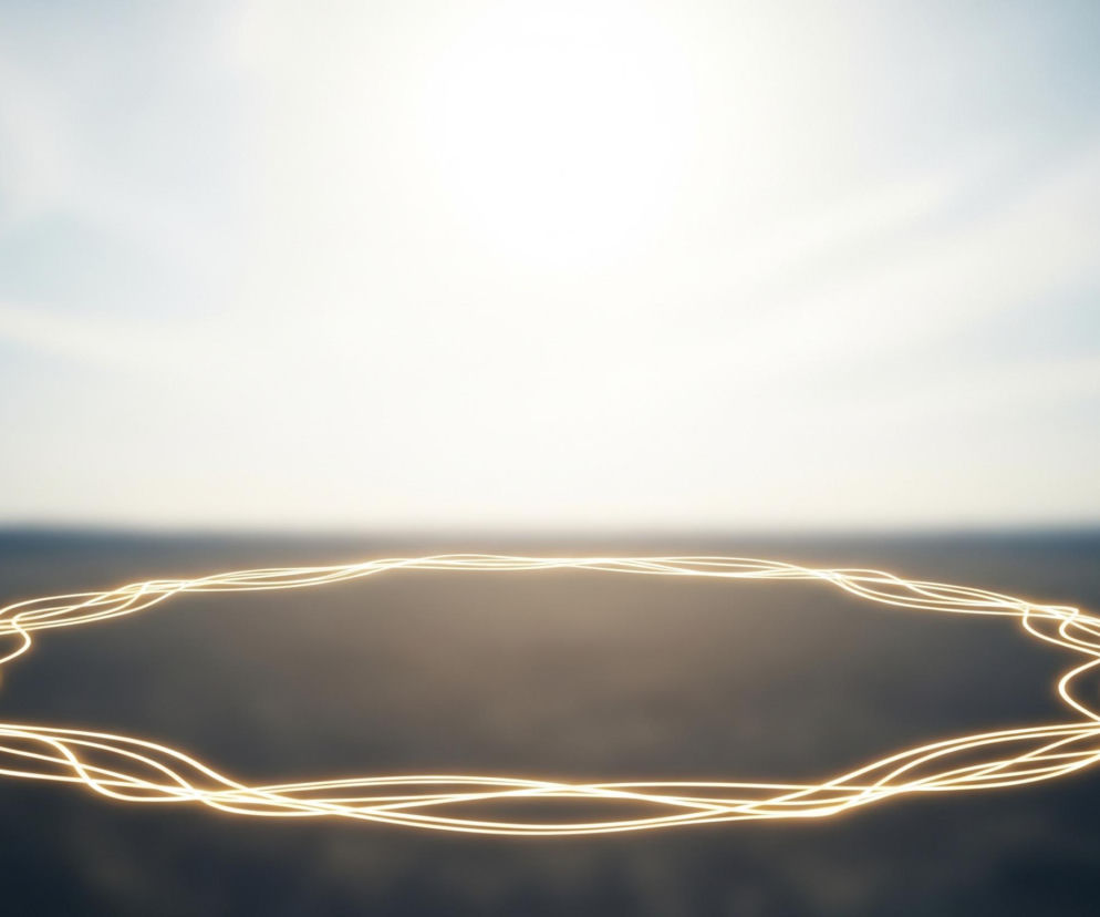 Na pierwszym planie widoczny jest pierścień jasnożółtych, falistych linii leżących na ciemnej, rozmytej powierzchni. Linie te tworzą nieregularny owal, który wydaje się delikatnie świecić, rzucając subtelny blask na otoczenie. W tle rozciąga się gradientowe niebo, przechodzące od jasnego, białego punktu w centrum, symbolizującego słońce, do jaśniejszego błękitu na brzegach.