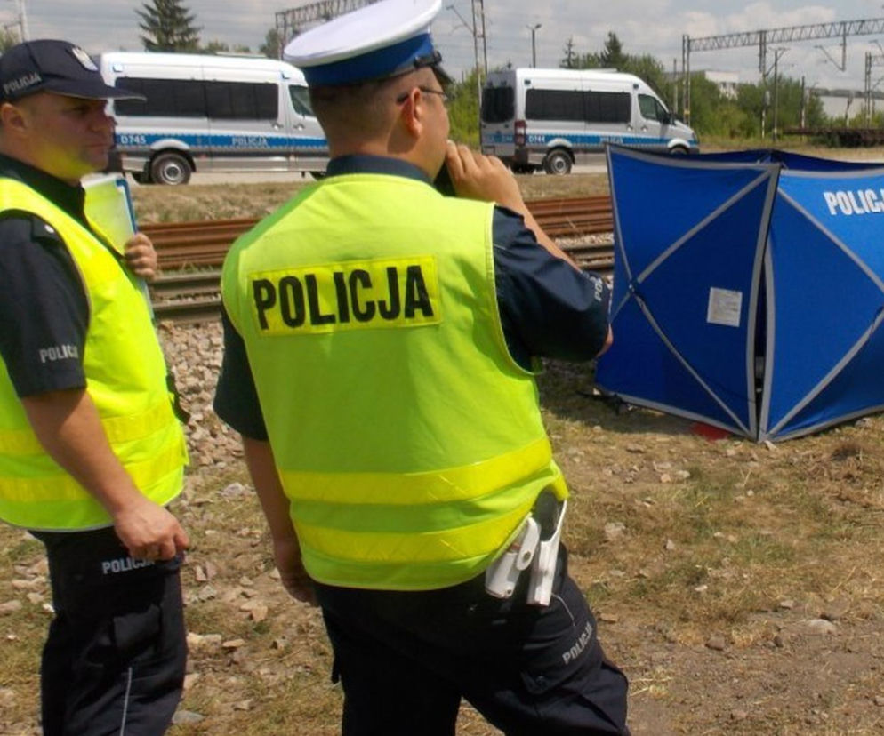 Huta Deręgowska: Pociąg STARANOWAŁ busa. Dwie osoby NIE ŻYJĄ. Koszmarny wypadek!