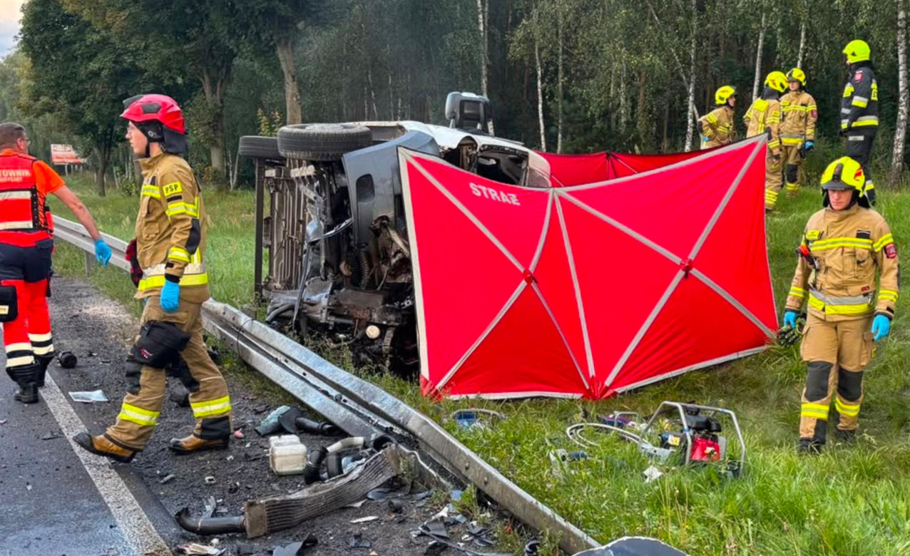 Tragiczny wypadek na DK10. Bus zderzył się z ciężarówką. Kierowca zginął na miejscu