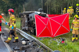 Tragiczny wypadek na DK10. Bus zderzył się z ciężarówką. Kierowca zginął na miejscu