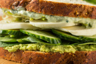 Ta zielona kanapka podbija internet – świeża, chrupiąca i gotowa w 10 minut